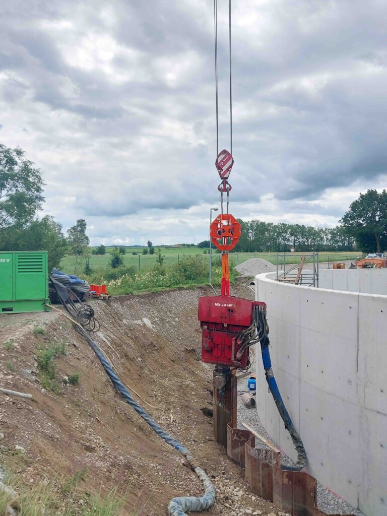 Vibrationen beim Ziehen von Spundwand mit FINAROS FVD 250 Vibrationsdaempfer