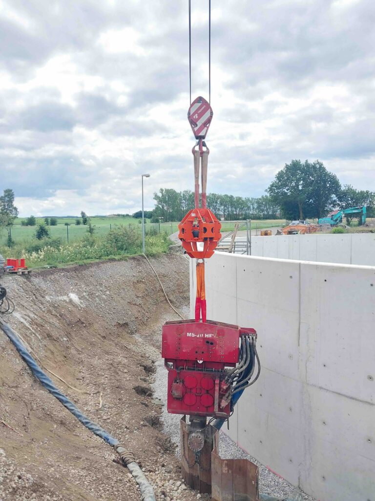 Vibrationen beim Ziehen von Spundwand mit FINAROS FVD 250 Vibrationsdaempfer