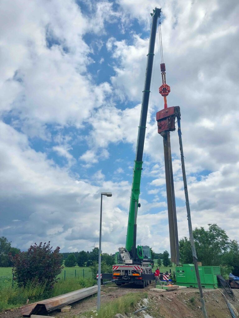 Vibrationen beim Ziehen von Spundwand mit FINAROS FVD 250 Vibrationsdaempfer