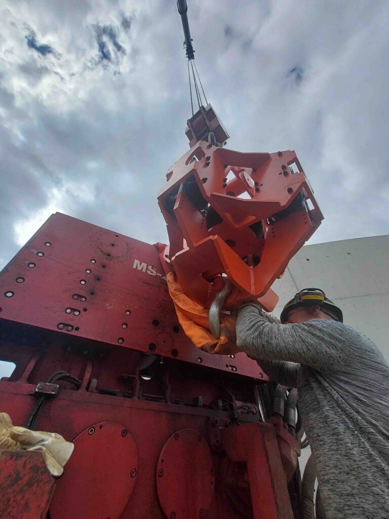 Vibrationen beim Ziehen von Spundwand mit FINAROS FVD 250 Vibrationsdaempfer