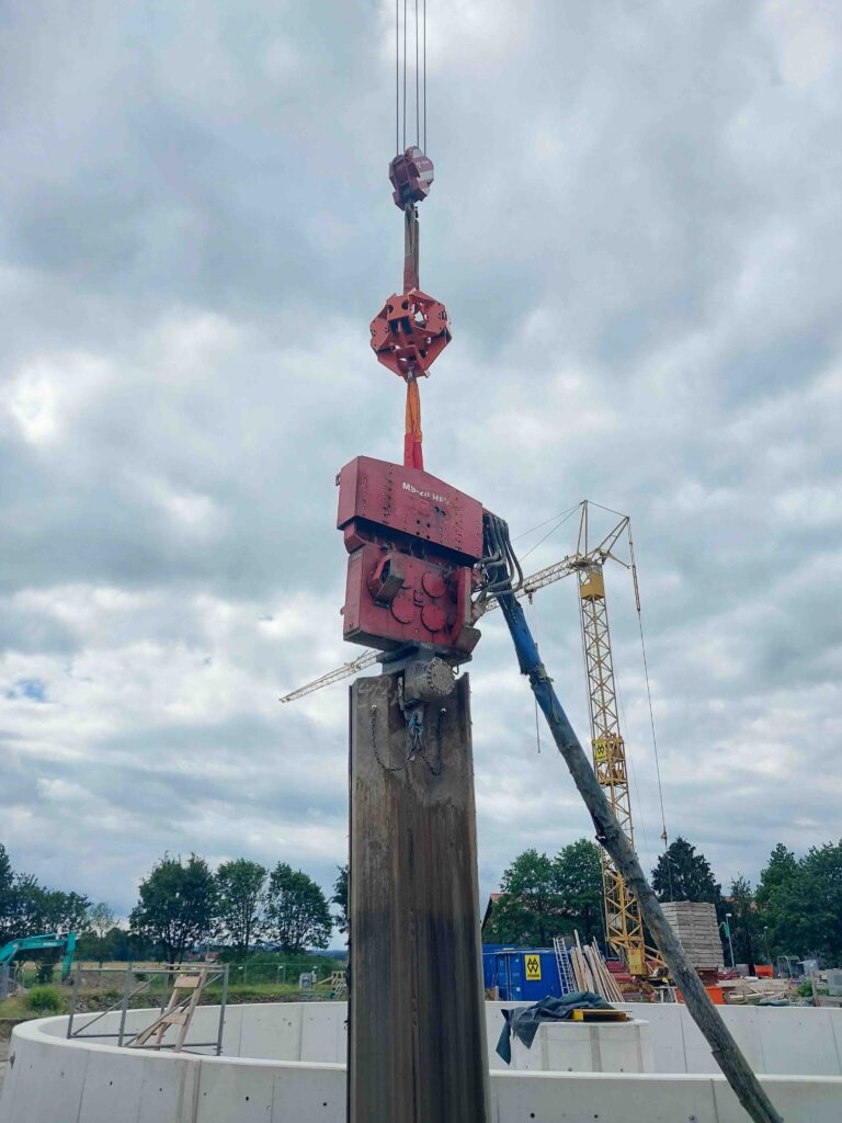 Vibrationen beim Ziehen von Spundwand mit FINAROS FVD 250 Vibrationsdaempfer