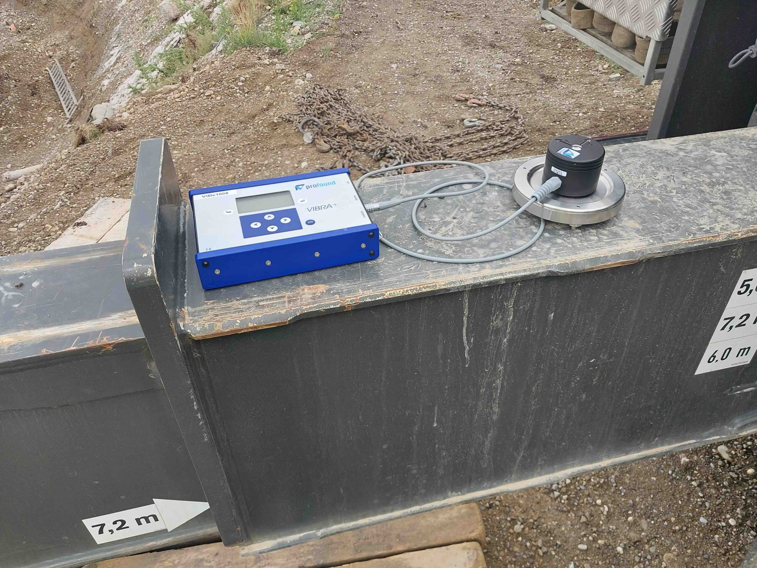 crane-protection.com - shock absorber for vibratory hammers_against dangerous vibrations - advantages of mobile cranes DuK_CT measuring device(13) s crane-protection.com - shock absorber for vibratory hammers_against dangerous vibrations - advantages of mobile cranes - Vibro+ measuring device