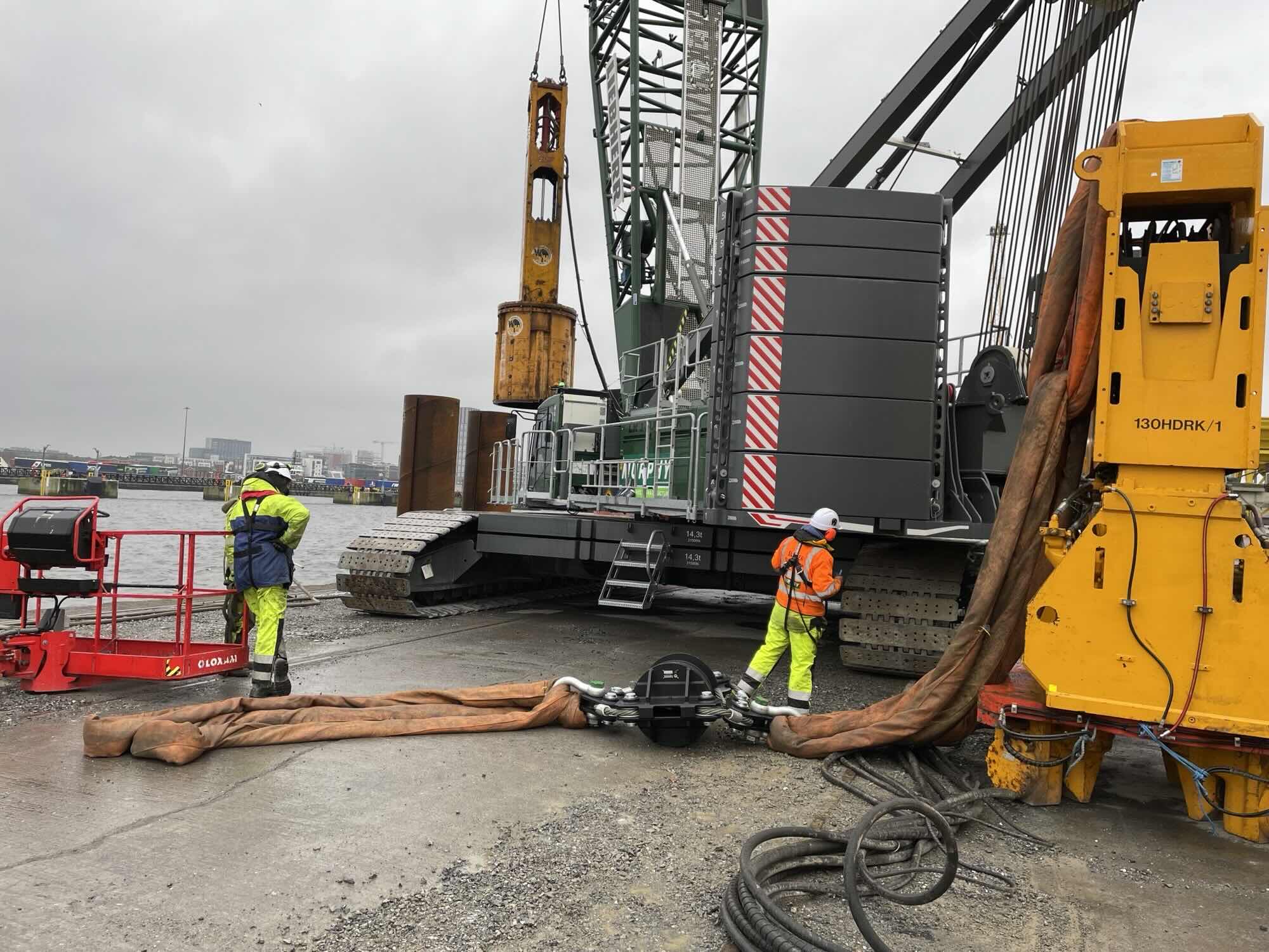 Sheet Pile Extraction Murphy Construction Crawler Crane with Vibration Dampener Sheet Pile Extraction Murphy Construction Crawler Crane with Vibration Dampener